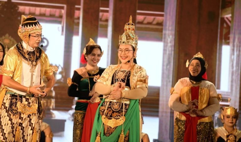Wali Kota Semarang Agustina Wilujeng turut tampil dalam 'Wayang on the Street' di Kota Lama Semarang.