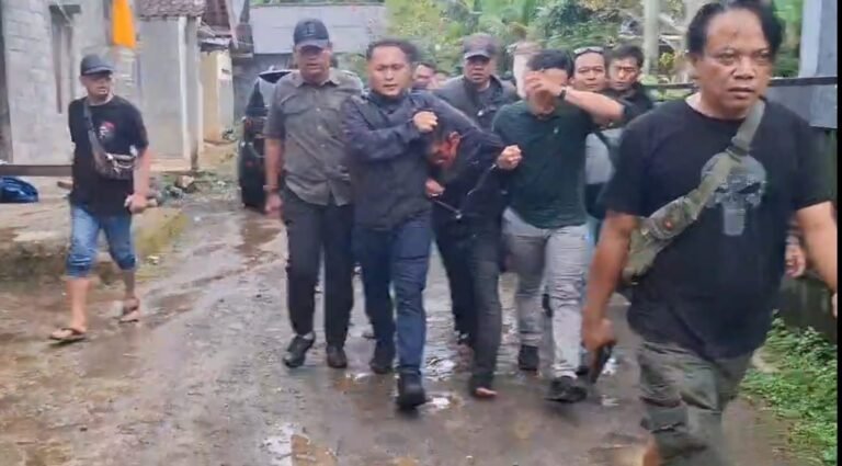 Tersangka pembacokan TNI hingga tewas di Wonosobo ditangkap personel Polres Wonosobo.