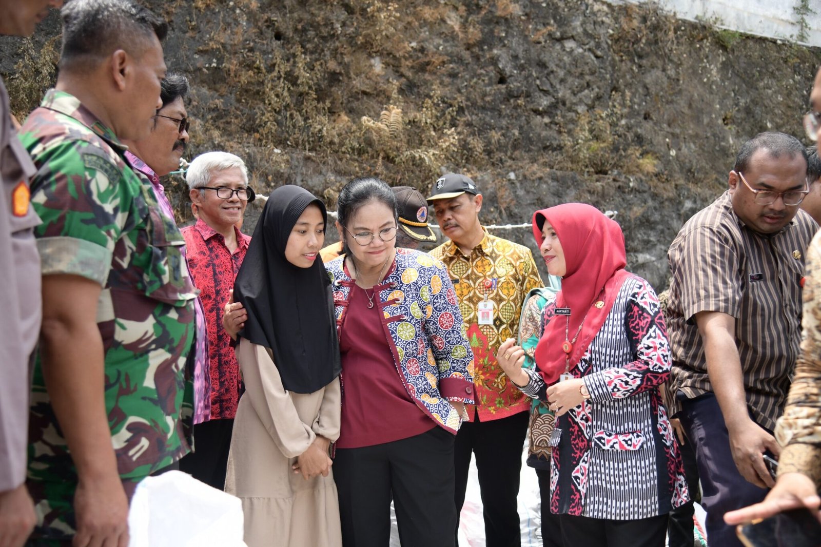 Wali Kota Semarang Agustina Wilujeng meninjau lokasi kebakaran di Kelurahan Candi, Kecamatan Candisari, Selasa (16/9/2025).