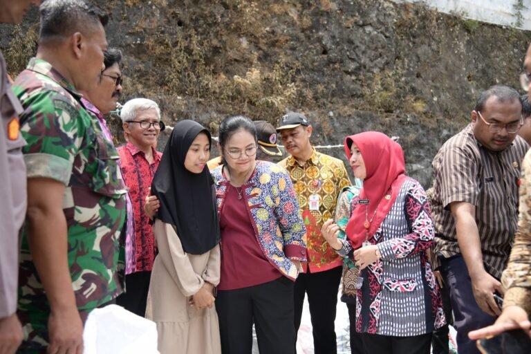 Wali Kota Semarang Agustina Wilujeng meninjau lokasi kebakaran di Kelurahan Candi, Kecamatan Candisari, Selasa (16/9/2025).