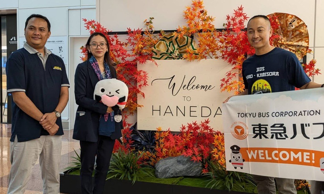 Tiga kandidat driver bus profesional lulusan JIDS yang diselenggarakan LPK Hiro-LPK Kamisora, tiba di Jepang. Mereka akan bekerja di perusahaan transportasi Tokyu Bus Corporation.