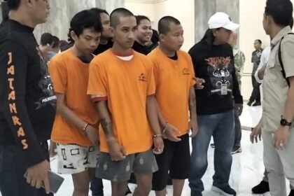 Pelaku pembakaran saat demo tertangkap, mereka dihadirkan dalam konferensi pers di Mapolda Jateng, Jumat (17/9/2025). (istimewa)