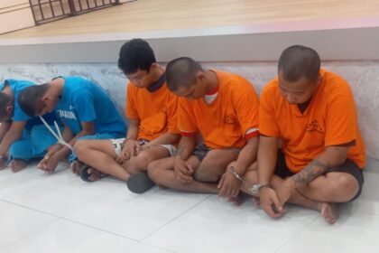 Lima pelaku demo rusuh mengenakan baju tahanan, salah satu di antaranya merupakan pelajar SMK yang nekat demo usai dapat imbauan dari guru.