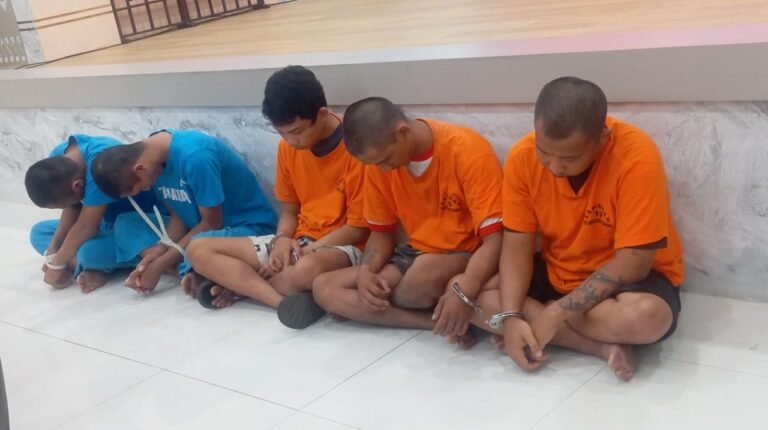 Lima pelaku demo rusuh mengenakan baju tahanan, salah satu di antaranya merupakan pelajar SMK yang nekat demo usai dapat imbauan dari guru.