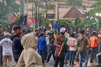 Ilustrasi. Seorang perempuan ikut demo di Jalan Pahlawan Semarang, Jumat (29/8/2025). (bae)