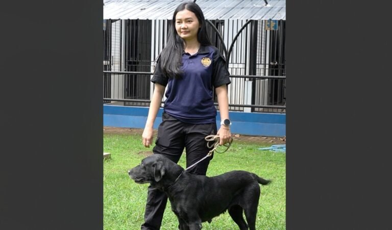 Eldea bersama Ruth, seekor anjing labrador pelacak narkotika milik Bea Cukai Jateng-DIY.