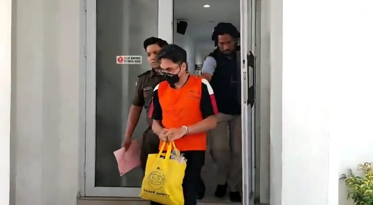 Tersangka Jogres digelandang dari kantor kejaksaan menuju tahanan, Selasa (23/9/2025). (bae)