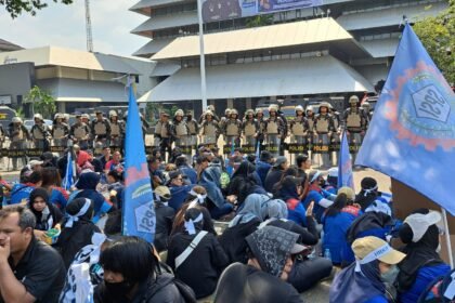 Ratusan buruh Sritex demo di depan kantor Gubernur Jateng, Rabu (24/9/2025). (bae)