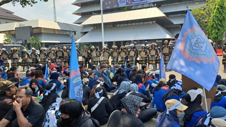 DEMO BURUH: Ratusan buruh Sritex demo di depan kantor Gubernur Jateng, beberapa waktu lalu.(bae)