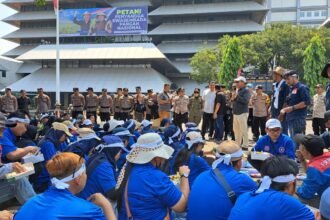 Vanisa membaur dengan buruh Sritex lain saat demo di depan kantor Gubernur Jateng, Rabu (24/9/2025). (bae)