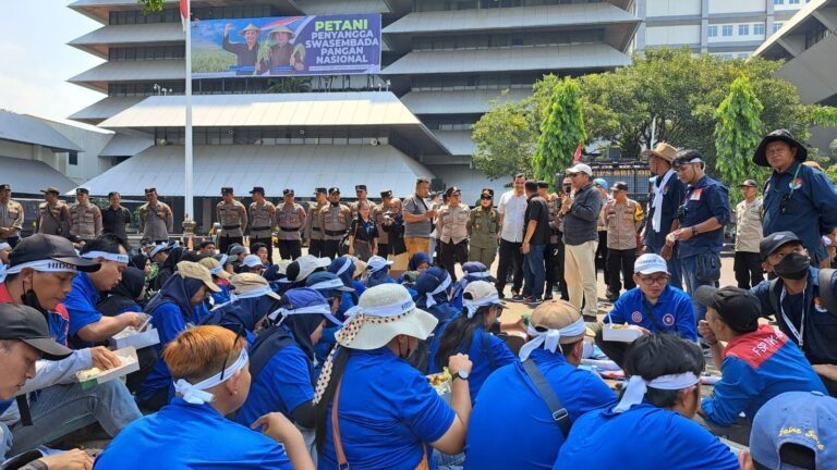 Vanisa membaur dengan buruh Sritex lain saat demo di depan kantor Gubernur Jateng, Rabu (24/9/2025). (bae)