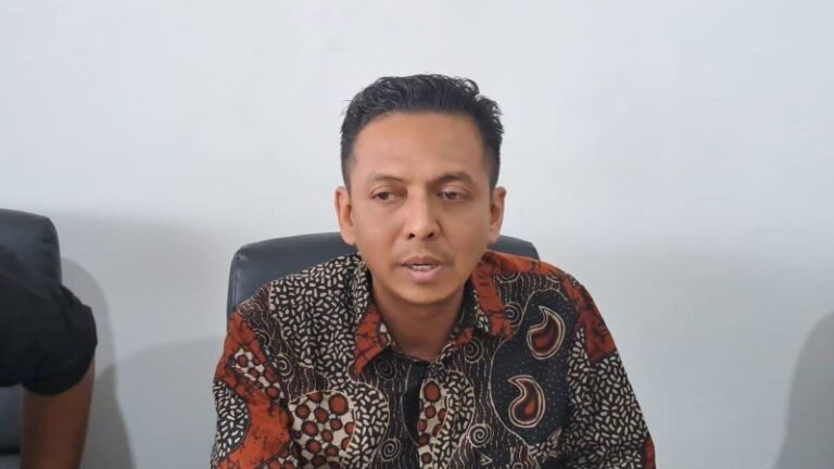 BERI KETERANGAN: Wakil Ketua LPSK, Wawan Fahrudin memberikan keterangan dalam konfrensi pers, Minggu (14/9). (Foto: bae)
