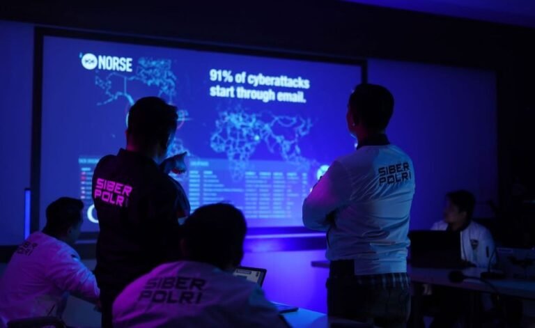 Ilustrasi Polri sedang melakukan patroli siber.