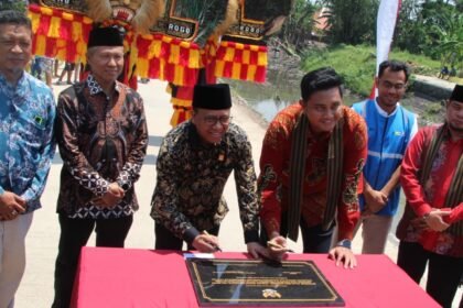 Bupati Klaten, Hamenang Wajar Ismoyo, resmikan betonisasi jalan pakai limbah PLTU.