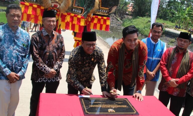 Bupati Klaten, Hamenang Wajar Ismoyo, resmikan betonisasi jalan pakai limbah PLTU.