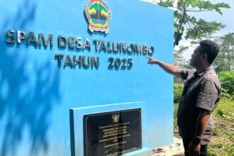 Eko Prasetyawan, perangkat Desa Talunombo Wonosobo menunjukkan bantuan SPAM dari Pemprov Jawa Tengah. Foto: dok/humas