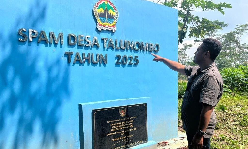 Eko Prasetyawan, perangkat Desa Talunombo Wonosobo menunjukkan bantuan SPAM dari Pemprov Jawa Tengah. Foto: dok/humas