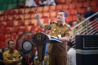 Gubernur Ahmad Lutfhi saat memberikan sambutan di depan ribuan peserta tim mitra SPPG se-Jateng di Gor Jatidiri Semarang, Senin (6/10/2025). Foto: dok/humas/bae