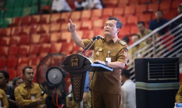 Gubernur Ahmad Lutfhi saat memberikan sambutan di depan ribuan peserta tim mitra SPPG se-Jateng di Gor Jatidiri Semarang, Senin (6/10/2025). Foto: dok/humas/bae