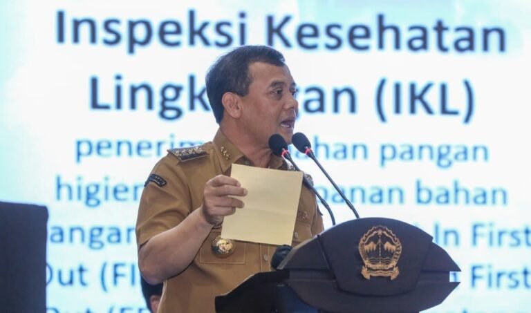 Inflasi di Jawa Tengah dipicu lima komoditas utama seperti cabai merah dan ayam ras. Gubernur Ahmad Luthfi membuat program guna menekan laju inflasi lewat Gerakan Petani Peduli Inflasi dan Gerakan Pangan Murah. Menurutnya, pengendalian inflasi harus dilakukan dari hulu melalui kolaborasi petani dan pemerintah.