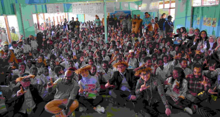 Ketua Komisi X DPR RI Hetifah Sjaifudin dan para anggota Komisi X DPR RI berfoto bersama para pelajar saat berkunjung ke Wamena Pegunungan Papua. UU Sisdiknas dinilai sudah tidak relevan dengan kondisi lokal wilayah Papua. Foto: dok.