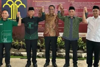 Menteri Hukum Supratman Andi Agtas (tengah) menggandeng dua kubu PPP Mardiono dan Agus Suparmanto serta Taj Yasin Maemun yang sebelumnya saling bertikai dalam Muktamar X PPP. Foto: dok/humas