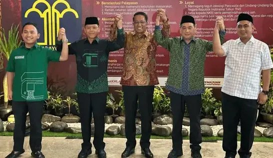 Menteri Hukum Supratman Andi Agtas (tengah) menggandeng dua kubu PPP Mardiono dan Agus Suparmanto serta Taj Yasin Maemun yang sebelumnya saling bertikai dalam Muktamar X PPP. Foto: dok/humas