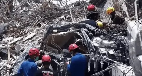 Tim Sar Sidoarjo sedang mengevakuasi reruntuhan bangunan Ponpes Al Khoziny Buduran Sidoarjo Jawa Timur yang ambruk. dari 42 ribu pesantren se_indonesia, hanya 51 pesantren yang bangunannya memiliki ijin atau legal. Foto: dok/PemkabSidoarjo