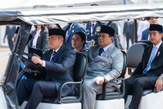 Ketua DPR RI Puan Maharani menemani Presiden Prabowo Subianto keliling Monumen Pancasila Sakti seusai upacara Hari Kesaktian Pancasila, di Lubang Buaya, Jakarta.