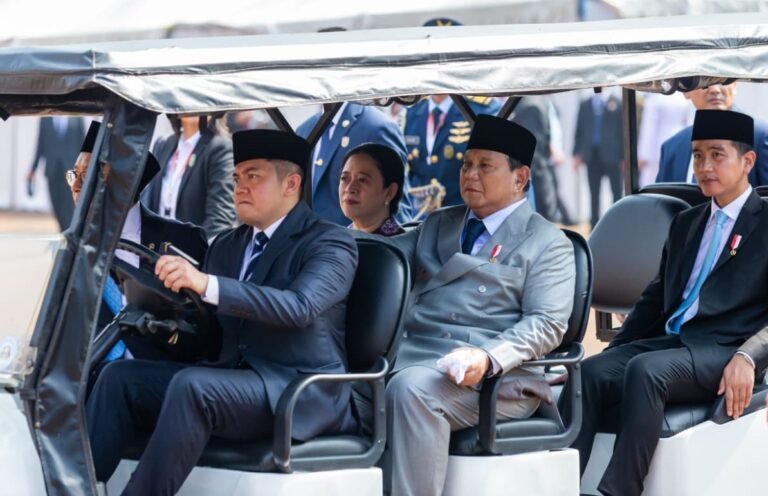 Ketua DPR RI Puan Maharani menemani Presiden Prabowo Subianto keliling Monumen Pancasila Sakti seusai upacara Hari Kesaktian Pancasila, di Lubang Buaya, Jakarta.