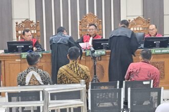 Tiga terdakwa kasus korupsi jual beli lahan BUMD Cilacap mengikuti sidang dakwaan di Pengadilan Tipikor Semarang, Jumat (3/10/2025). (bae)