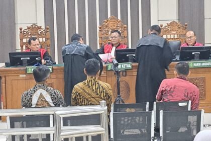 Tiga terdakwa kasus korupsi jual beli lahan BUMD Cilacap mengikuti sidang dakwaan di Pengadilan Tipikor Semarang, Jumat (3/10/2025). (bae)