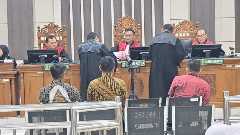 Tiga terdakwa kasus korupsi jual beli lahan BUMD Cilacap mengikuti sidang dakwaan di Pengadilan Tipikor Semarang, Jumat (3/10/2025). (bae)