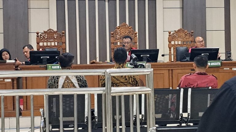 Sidang perdana kasus pengadaan tanah BUMD Cilacap yang rugikan negara Rp 237 miliar.