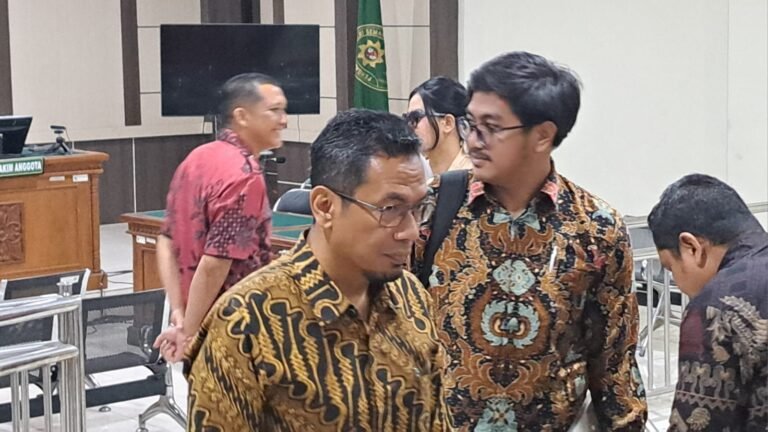 Terdakwa utama korupsi BUMD Cilacap Segara Artha, Andhi Nur Huda (batik kuning kecoklatan) berjalan keluar ruang sidang usai mendengar pembacaan dakwaan di Pengadilan Tipikor Semarang, Jumat (3/10/2025). (bae)