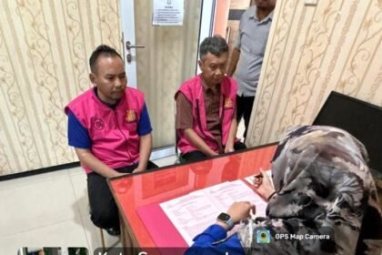 Dua dari tiga tersangka korupsi lahan Bulog Semarang diperiksa di Kejari Kota Semarang. (dok kejari)