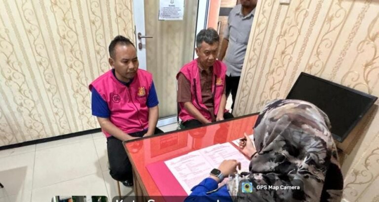 Dua dari tiga tersangka korupsi lahan Bulog Semarang diperiksa di Kejari Kota Semarang. (dok kejari)