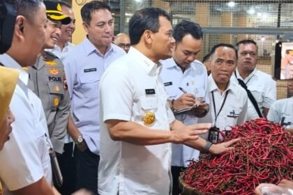 Gubernur Ahmad Luthfi ngeluncurin Jawa Tengah Agro Berdikari (JTAB) di Pasar Legi Solo, Rabu (8/10).