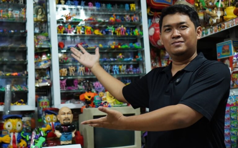Mas Septa, sang penjaga mimpi masa kecil dengan aneka mainan jadul, menunjukkan ribuan koleksi di Nostalgia Gallery.