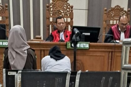 Terdakwa korupsi Bank BNI, Cik Mel (baju putih) menunduk sambil menangis saat dengar pembacaan tuntutan di pengadilan, Senin (13/10/2025). (bae)