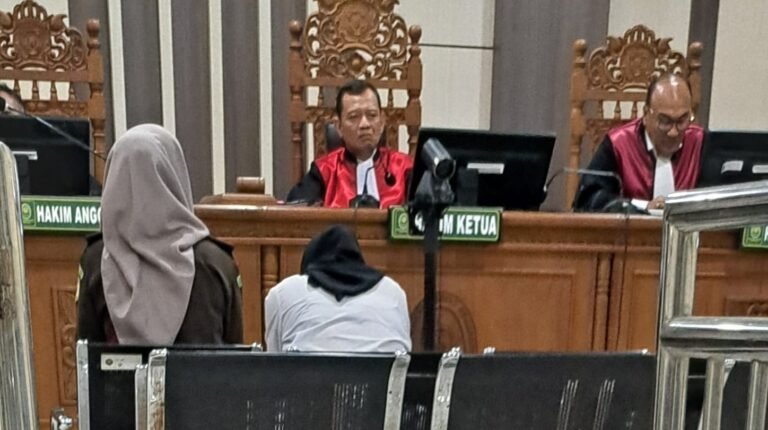 Terdakwa korupsi Bank BNI, Cik Mel (baju putih) menunduk sambil menangis saat dengar pembacaan tuntutan di pengadilan, Senin (13/10/2025). (bae)