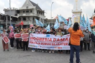 atusan buruh bareng masyarakat sipil turun ke kawasan Tugu Jogja, Selasa (14/10/2025), buat gelar aksi damai.