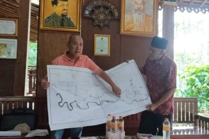 Ketua Yayasan Vajra Dwipa, Loekito Rahardjo Hidajat bersama Ketua FKUB Kota Semarang membentangkan peta Yayasan Vajra Dwipa, Selasa (14/10/2025). (bae)