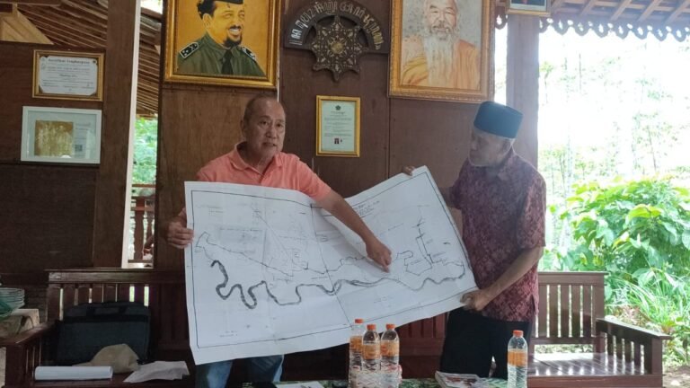 Ketua Yayasan Vajra Dwipa, Loekito Rahardjo Hidajat bersama Ketua FKUB Kota Semarang membentangkan peta Yayasan Vajra Dwipa, Selasa (14/10/2025). (bae)
