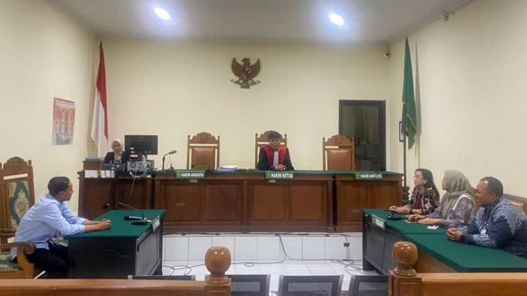 Hakim PN Semarang, Righmen MS Situmorang (depan) menyidangkan praperadilan kasus peredaran ganja 1 kilogram. (dok bnn)