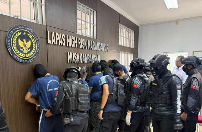 Amar Zoni dan napi berisiko tinggi lain dipindah ke Nusakambangan. (dok Ditjenpas Jateng)