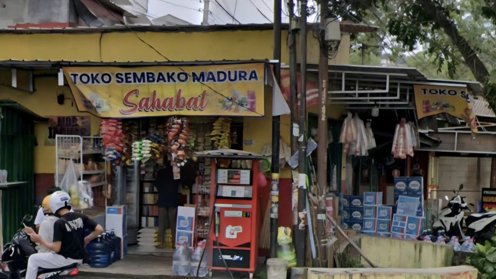 Warung sembako Madura buka di ruko pinggir Jalan Abdurrahman Saleh, Semarang. (bae)