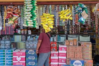 Pelanggan membeli barang di warung Madura yang ada di seberang Asrama Haji Manyaran, Semarang. (bae)