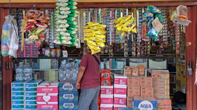 Pelanggan membeli barang di warung Madura yang ada di seberang Asrama Haji Manyaran, Semarang. (bae)