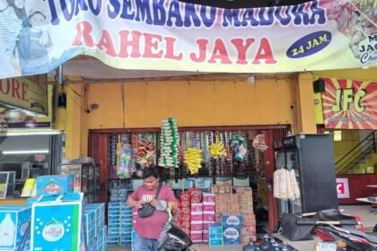 Pelanggan berjalan usai belanja di warung Sembako di Semarang. (bae)